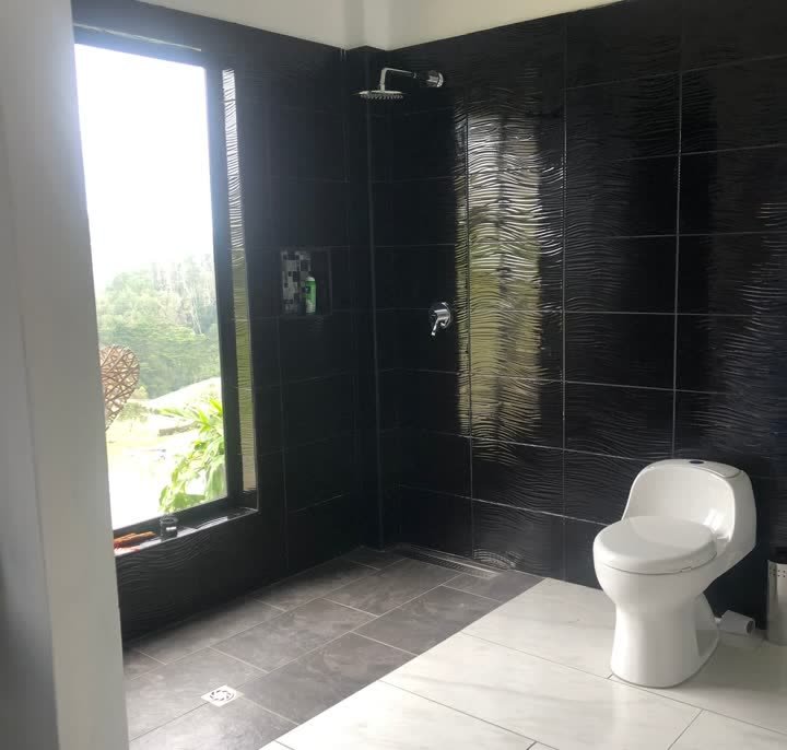 Baño con ventanal