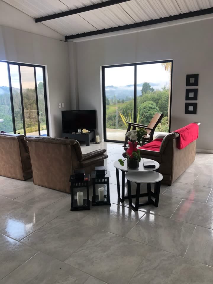 Sala con ventanales de piso a techo hacia la montaña