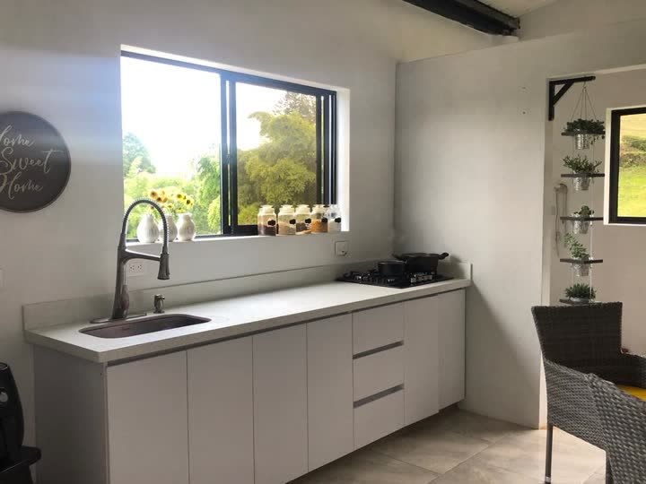 Cocina con ventana a la montaña