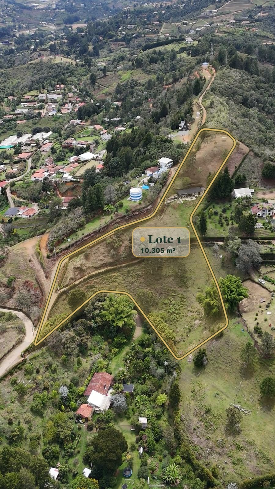 Toma aérea con el lindero dorado del Lote 1, junto a la vía pública