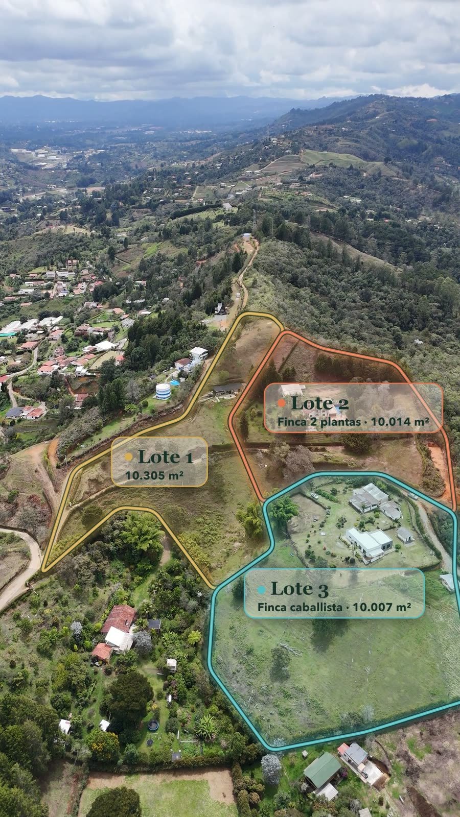 Toma aérea con los tres linderos: Lote 1 en dorado, Finca 2 plantas en terracota y Finca caballista en turquesa