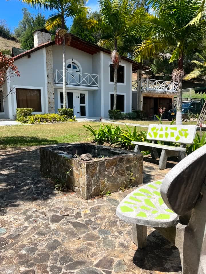 Zona de fogata frente a la casa