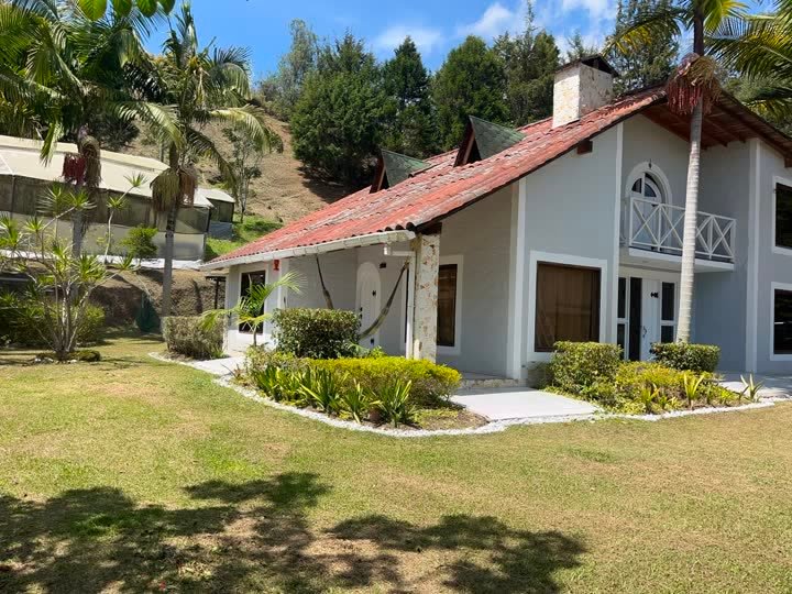 Casa de dos plantas vista desde el jardín
